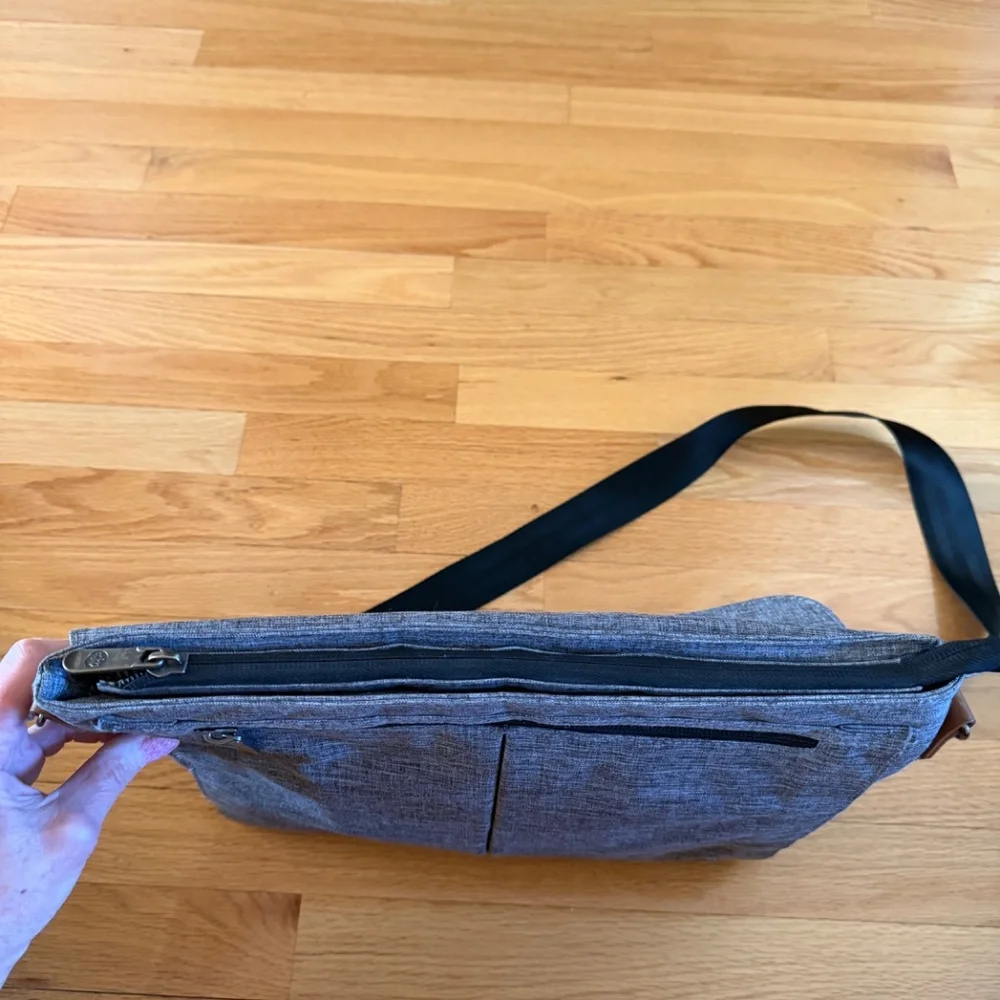PKG Toronto Canada Padded Laptop Sleeve Crossbody Bag 14
